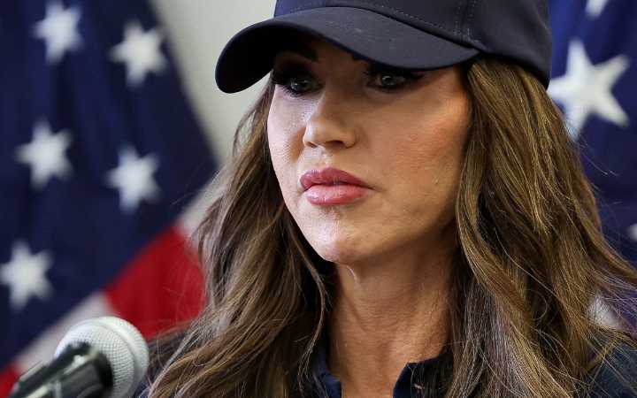 Noem responde a South Park: 'Flojo burlarse de mujeres por su apariencia'
