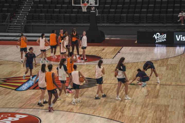 El Valencia Basket femenino inaugura los entrenamientos en la pista principal del Roig Arena