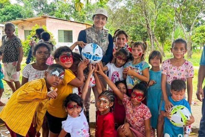 Familias de Los Barrancos reciben atención social ante crecida del río Orinoco