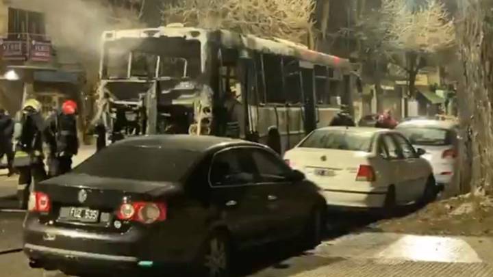 Villa Ortúzar: un colectivo de la línea 140 se prendió fuego