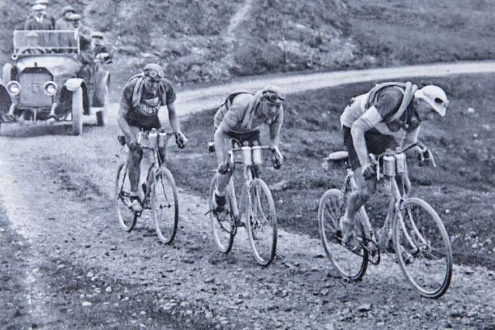 Vuelta a España: Etapas de 300 kilómetros, 10 horas de duración, caminos de piedras y un infierno de averías... Así fue, hace 90 años, la primera e increíble edición de la Vuelta