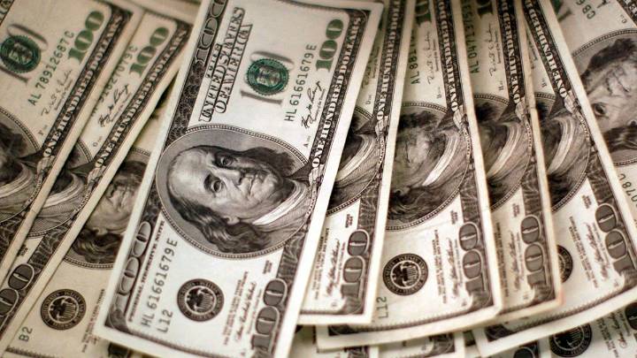 El dólar oficial cayó por séptima jornada consecutiva frente a una supertasa que no afloja