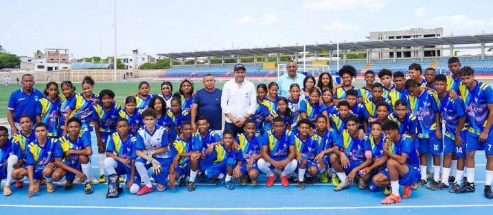 Alcaldía de Riohacha impulsa a 500 jóvenes deportistas con entrega de uniformes