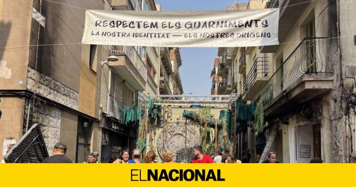 Incendio en la fiesta mayor de Gràcia: quema el adornado principal de la calle Verdi
