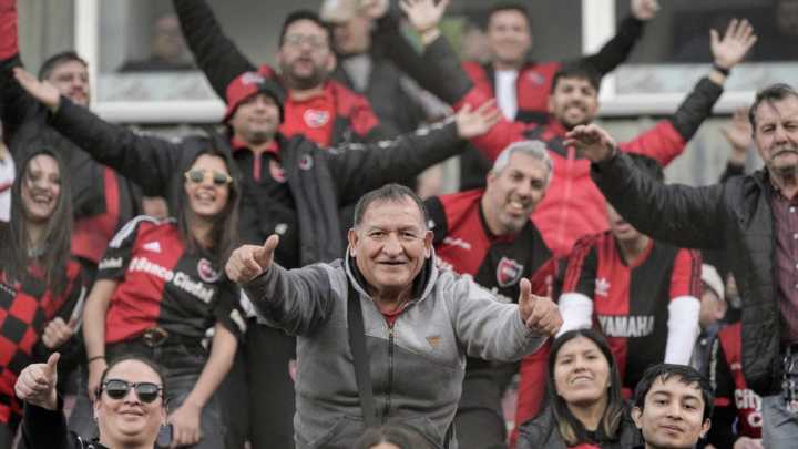 Los hinchas de Newell's desafiaron la distancia y coparon la ciudad de Salta