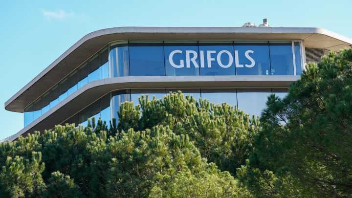 La CNMV impone una multa de casi 1,4 millones a Grifols y sus consejeros por defectos en su información financiera