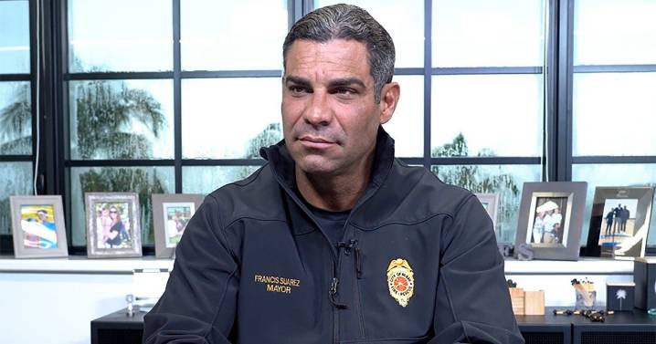 Alcalde de Miami se burla de candidato demócrata con video levantando peso