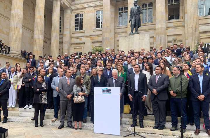 Padre de senador colombiano asesinado presenta su precandidatura presidencial