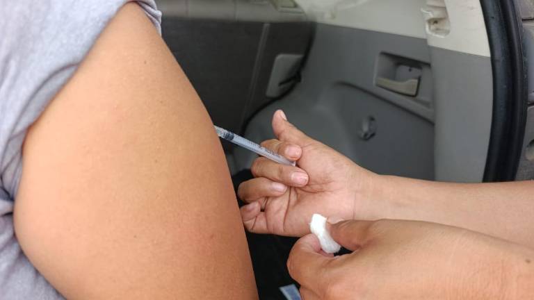 Reciben jornaleros, en Escuinapa, vacuna para prevenir casos de sarampión