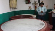 Del maguey al pulque, la tradición y técnica para mantener viva la bebida ancestral