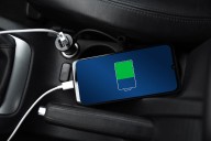 Cargar el teléfono en tu auto podría estar destruyendo la batería de tu equipo