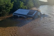 Familias quedan atrapadas por la creciente de un arroyo en San Blas, en La Paz