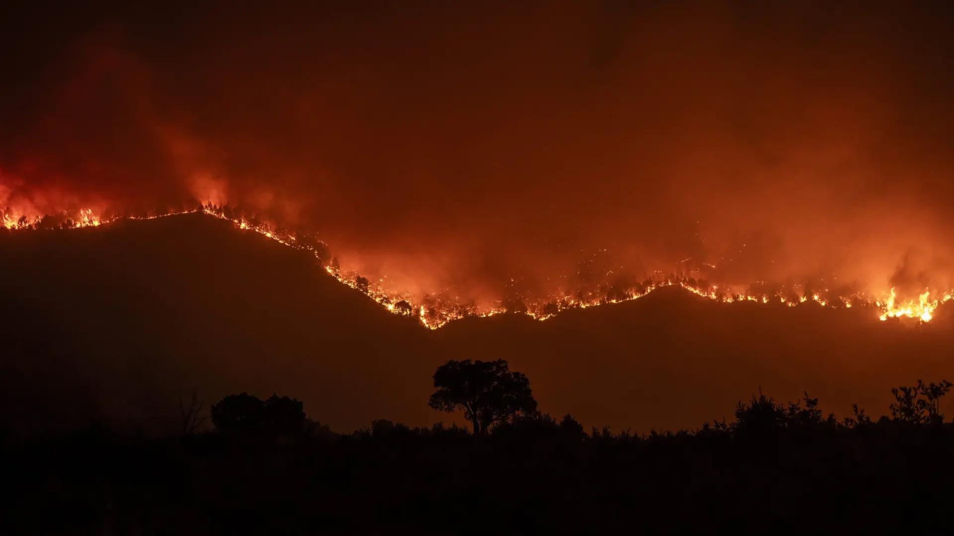 Dos muertos y más de una docena de heridos en la ola de incendios que arrasa España
