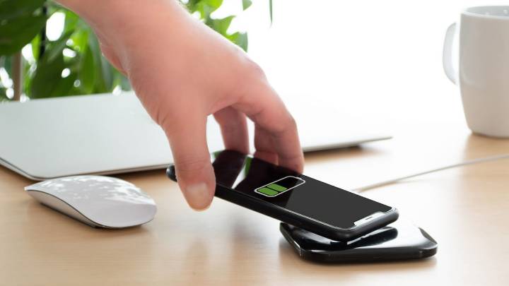 La forma correcta de usar el cargador inalámbrico magnético para evitar un desperdicio de energía