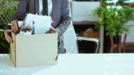 Un abogado advierte: oler mal podría costarte el trabajo