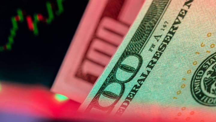 El dólar oficial se hunde y perfora los $1.300 ante otro salto de las supertasas en pesos