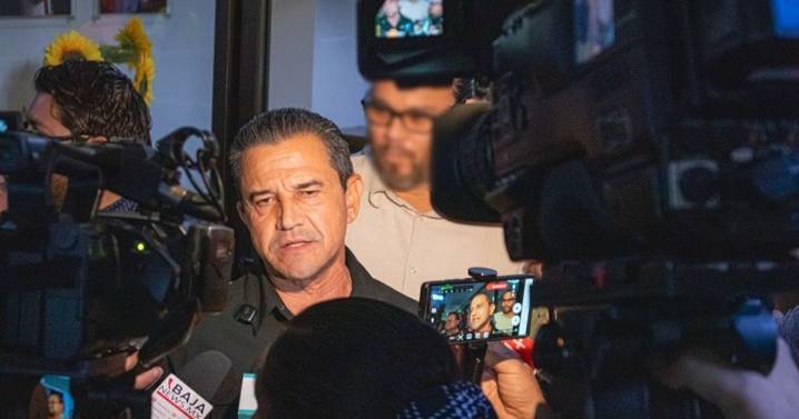 Investigan a policía municipal tras detención por ataque a comunicador