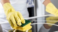 Cómo quitar arañazos de una vitrocerámica: el truco sencillo que la deja como nueva