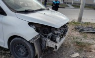 Auto rompe paredón de una casa al impactarlo tras de chocar con otro vehiculo