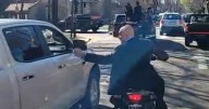 Le tiraron piedrazos a la caravana de Javier Milei en Lomas de Zamora