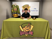 North Bay Battalion sign centre Jax Pereira