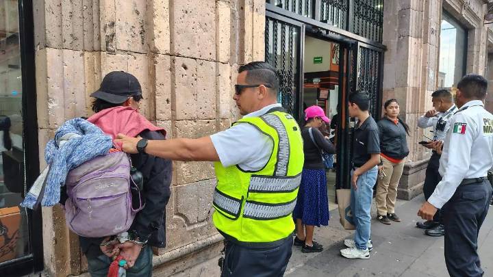 Hombre con cuchillo provoca movilización policial en pizzería de avenida Madero
