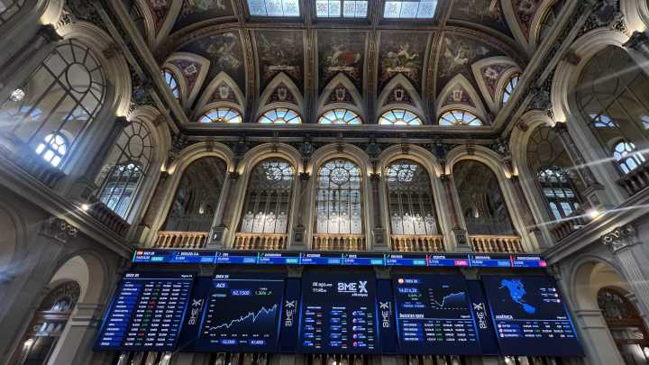 A Bolsa española sobe o 1,08 % e supera os 15.000 puntos por primeira vez en 18 anos
