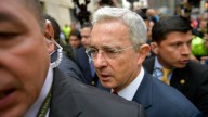 Colombia: ordenaron la libertad de Álvaro Uribe mientras apela su condena