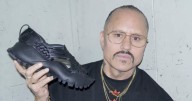 Diseñador Willy Chavarría responde a polémica por huaraches de Adidas