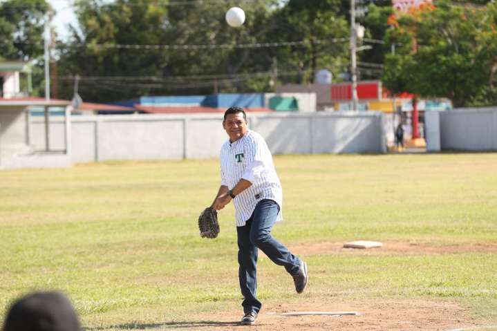 Con buen lanzamiento por la izquierda,, el Gobernador inaugura Liga de Sóftbol de Veteranos en Centla