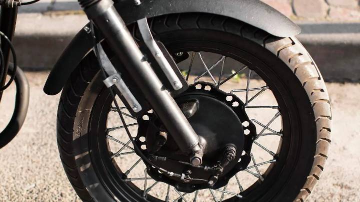 Muere joven mujer tras impactar su motocicleta contra un taxi estacionado en calles de Atlixco