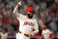 Angelinos superan 7-6 a Dodgers en 10 innings; Ohtani batea para triple play y pega jonrón – Chicago Tribune