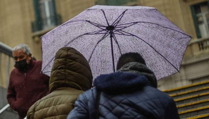 Vuelven las lluvias: cuántos milímetros caerían esta semana en Santiago