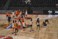 El Valencia Basket femenino inaugura los entrenamientos en la pista principal del Roig Arena