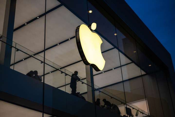 Apple se dispara un 1.6% en bolsa tras anunciar inversión de $100 mil millones en EE.UU.