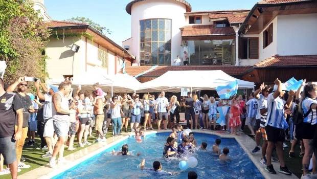 García Furfaro compró la casa de Maradona e invitó a sus vecinos a ver el Mundial 2022