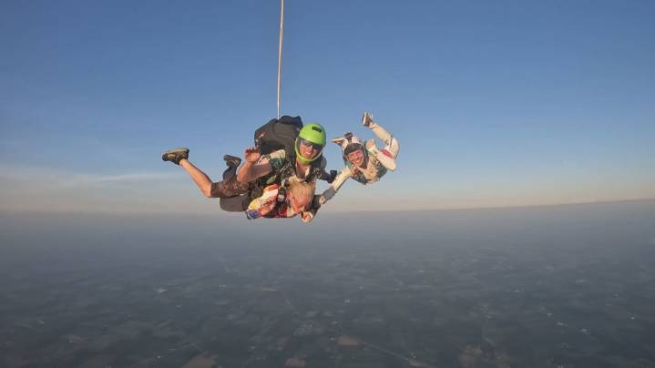 'It's never too late': 86-year-old skydiver chases goal of 1,000 jumps
