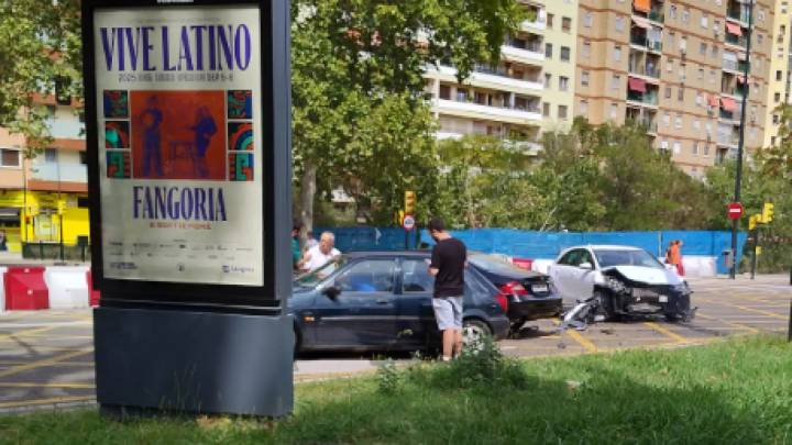 Dos coches sufren graves daños en otro accidente en pleno centro de Zaragoza