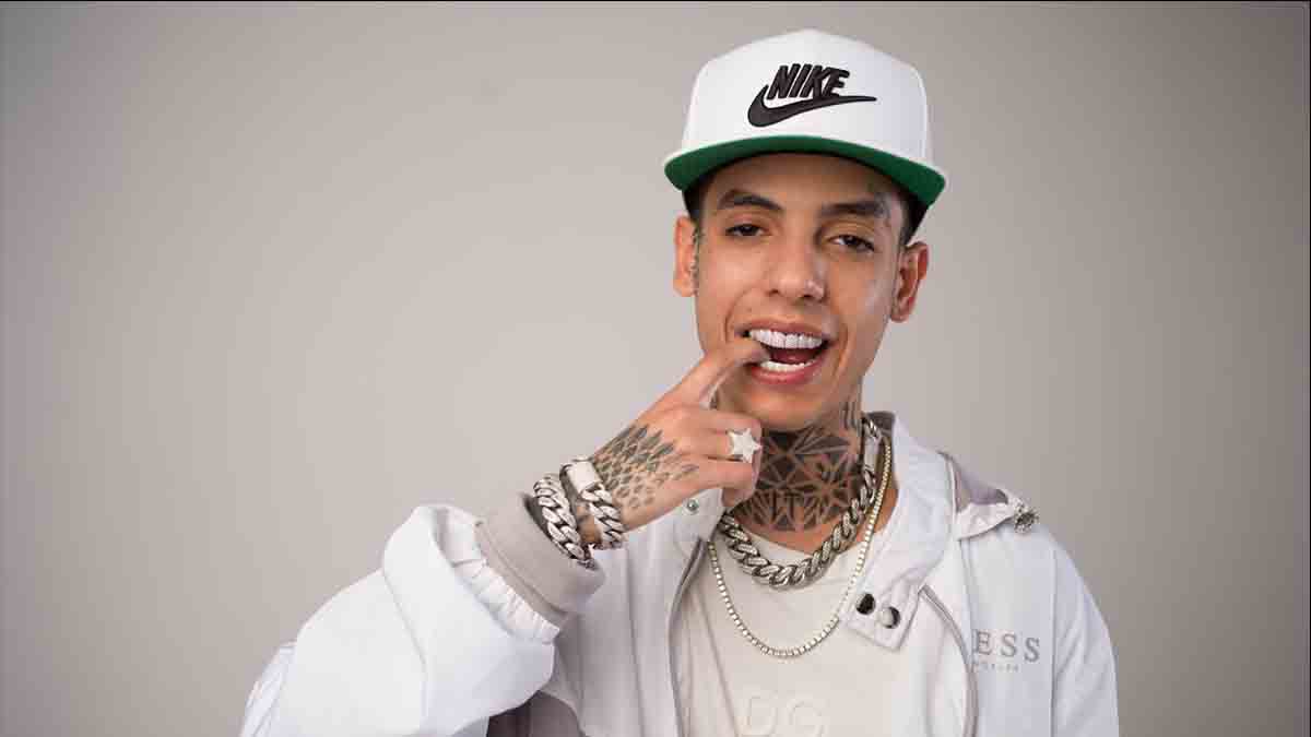 Natanael Cano pierde la cabeza y golpea a su DJ y rompe equipo