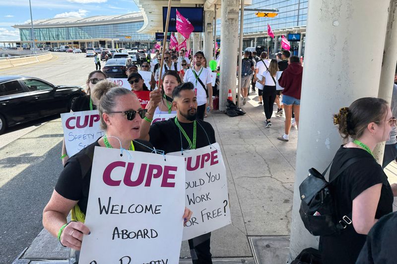 Air Canada cabin crew strike enters day four as talks resume