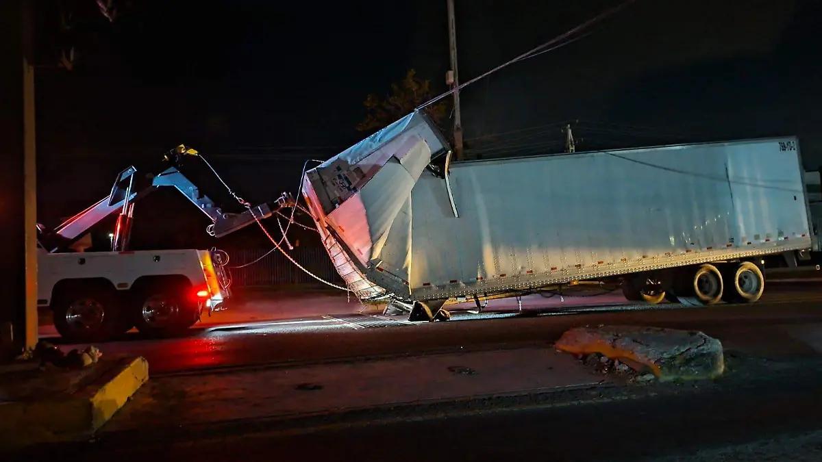Hombre electrocutado con cables que tiró una grúa