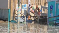 Manejarse a través del agua en los bancos exteriores a medida que comienza la inundación de Erin