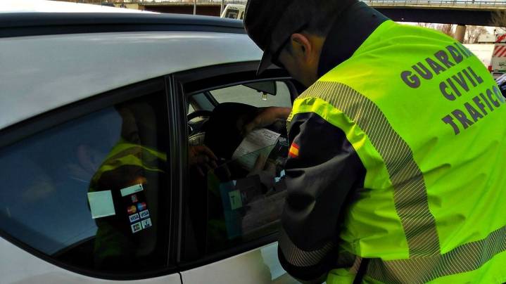 La Guardia Civil denuncia a dos taxistas de la comarca de Santiago por trabajar bajo los efectos del alcohol