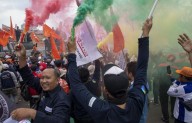 Miles protestan en Indonesia por aumento de sueldos a congresistas