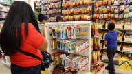 Padres de familia preparan la cartera previo al regreso a clases