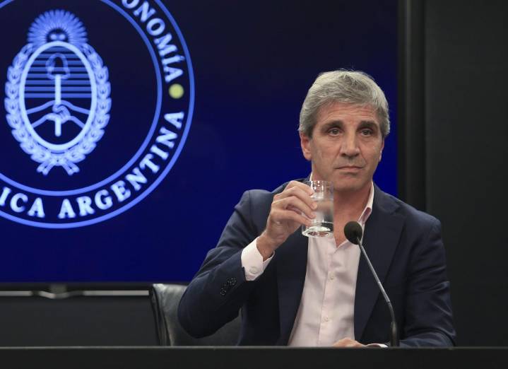 Dólar y deuda: la semana clave de Caputo para renovar $13,7 billones en manos privadas