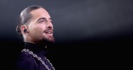 Maluma regaña a madre en pleno concierto por llevar a bebé