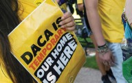 Beneficiarios de DACA se quedan sin seguro médico bajo nueva regla federal