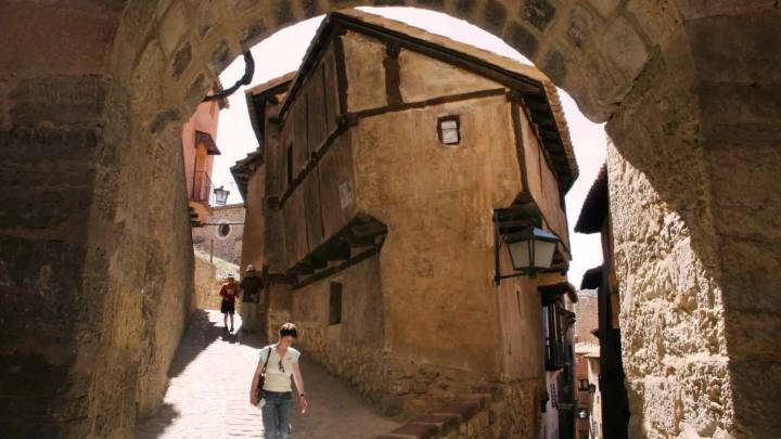 La casa en uno de los pueblos más bonitos de Aragón que desafía la gravedad: recuerda a Nueva York