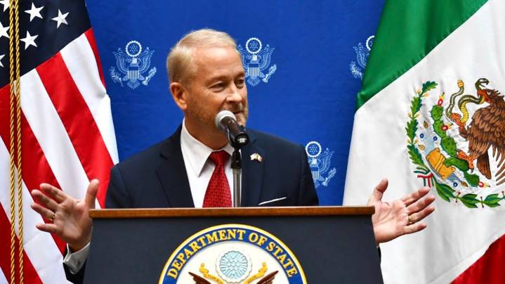 Embajador de EE.UU. felicitó a México por el traslado de 26 peligrosos narcos